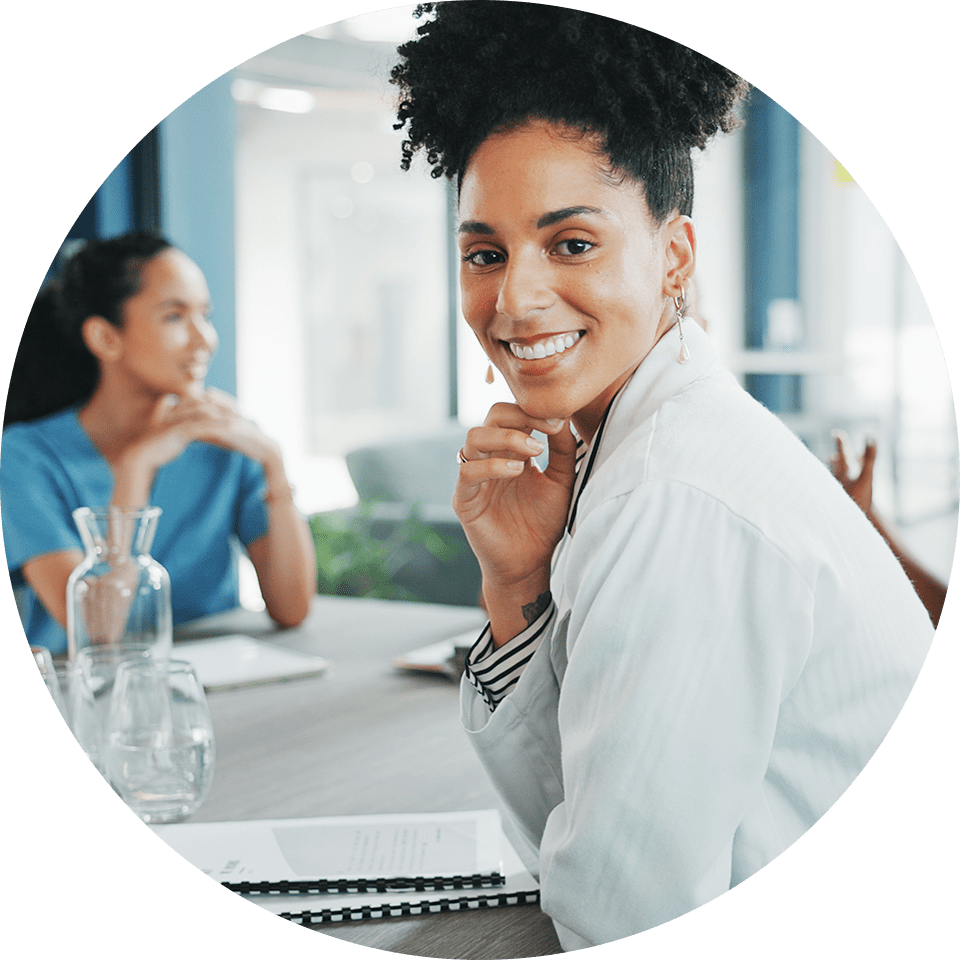 circle-doctor-table-smiling-min